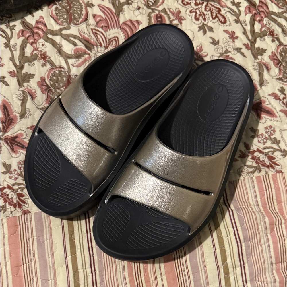 Oofos Women’s 7 Gold and Black Platform Recovery Slide Sandals